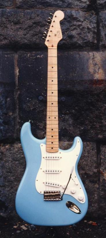 5ECbluestrat.JPG (45493 bytes)